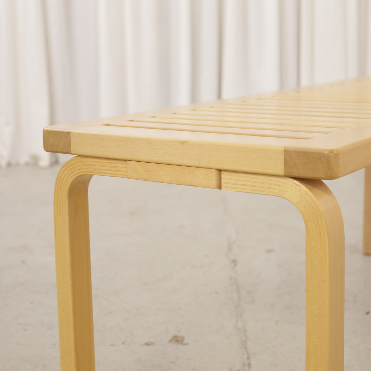 Alvar Aalto Artek 153A birch bench – L-leg and bench edge detail
