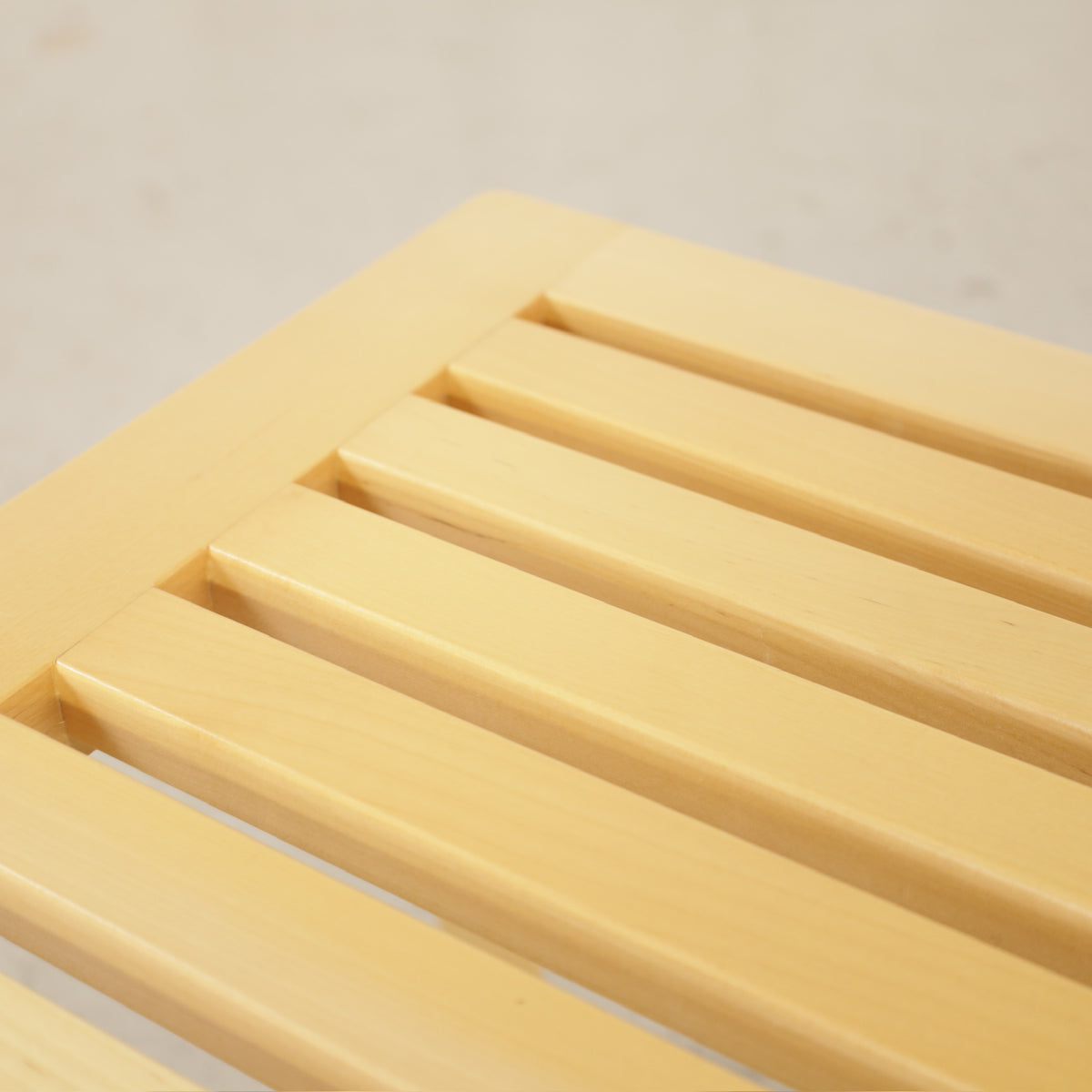 Alvar Aalto Artek 153B birch bench – Birch slatted surface detail