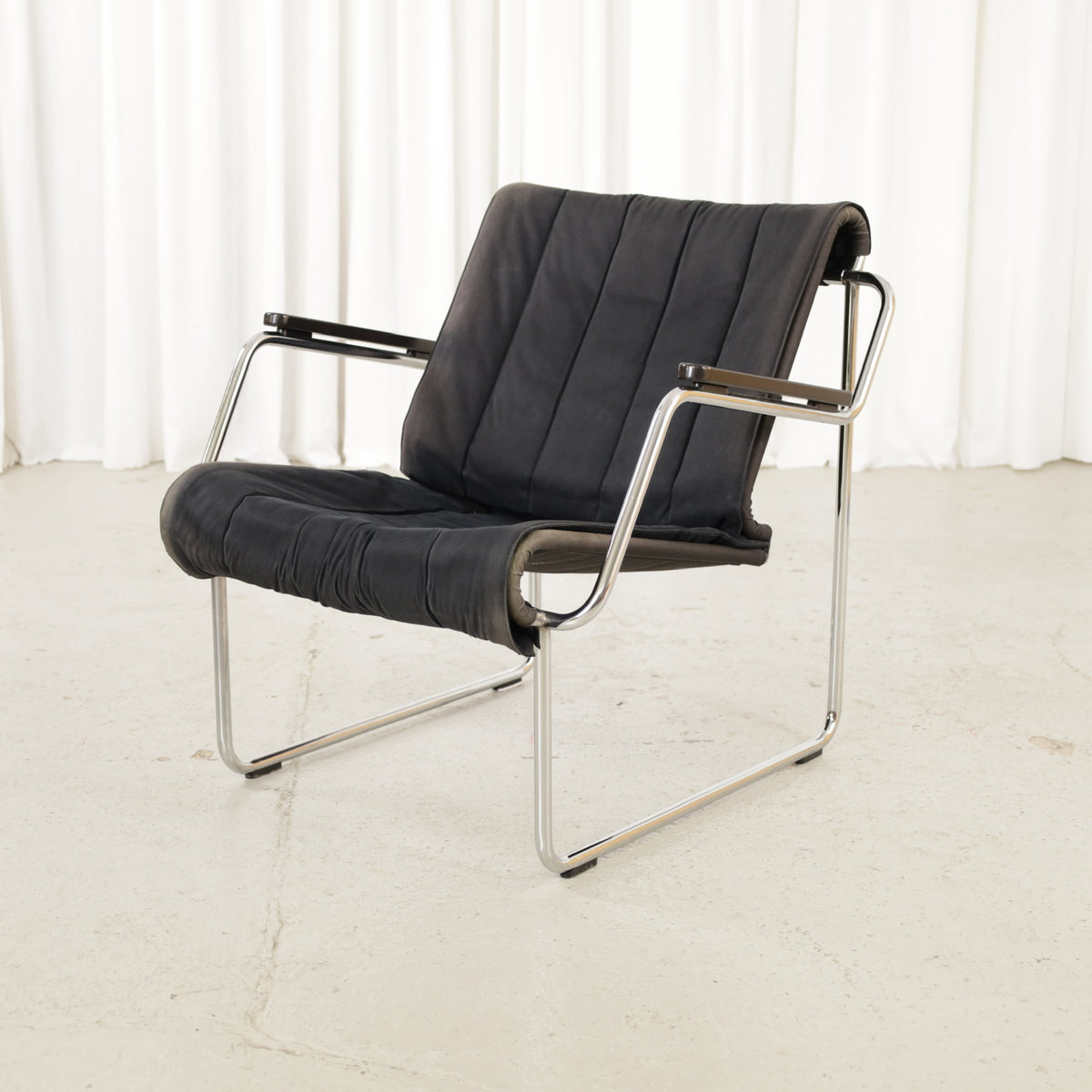 Yrjö Kukkapuro Pressu lounge chair – Front angled view