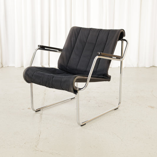 Yrjö Kukkapuro Pressu lounge chair – Front angled view