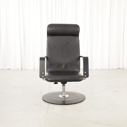 Yrjö Kukkapuro Avarte Fysio chair with disc base – Front view