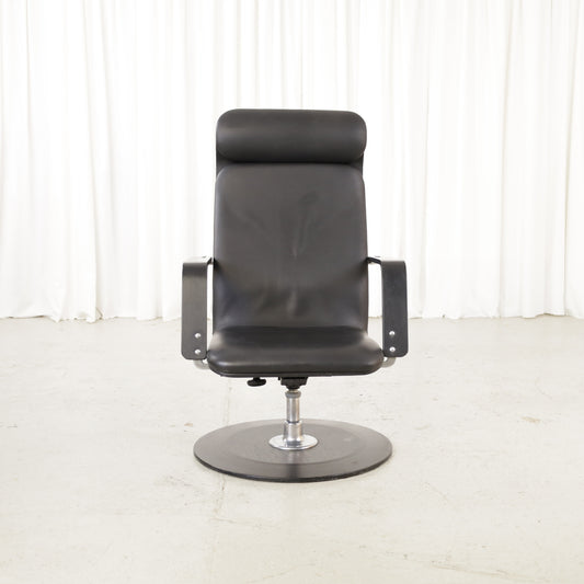 Yrjö Kukkapuro Avarte Fysio chair with disc base – Front view