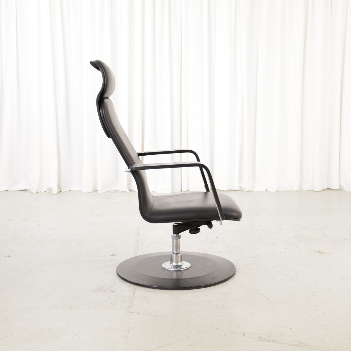 Yrjö Kukkapuro Avarte Fysio chair with disc base – Opposite side view