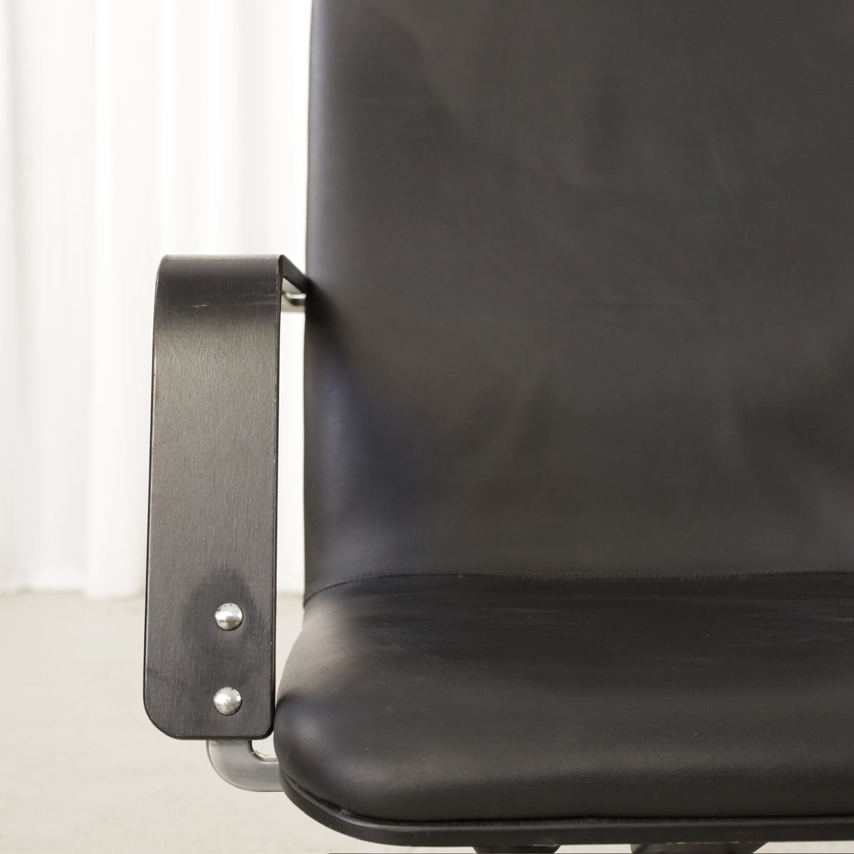 Yrjö Kukkapuro Avarte Fysio chair with disc base – Seat and armrest detail