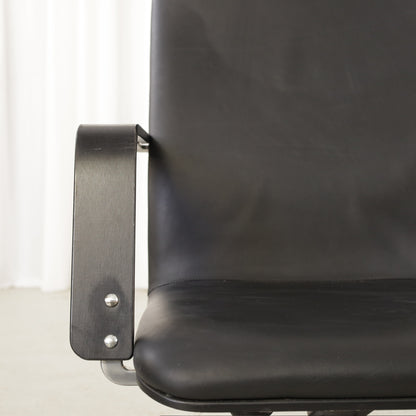 Yrjö Kukkapuro Avarte Fysio chair with disc base – Seat and armrest detail