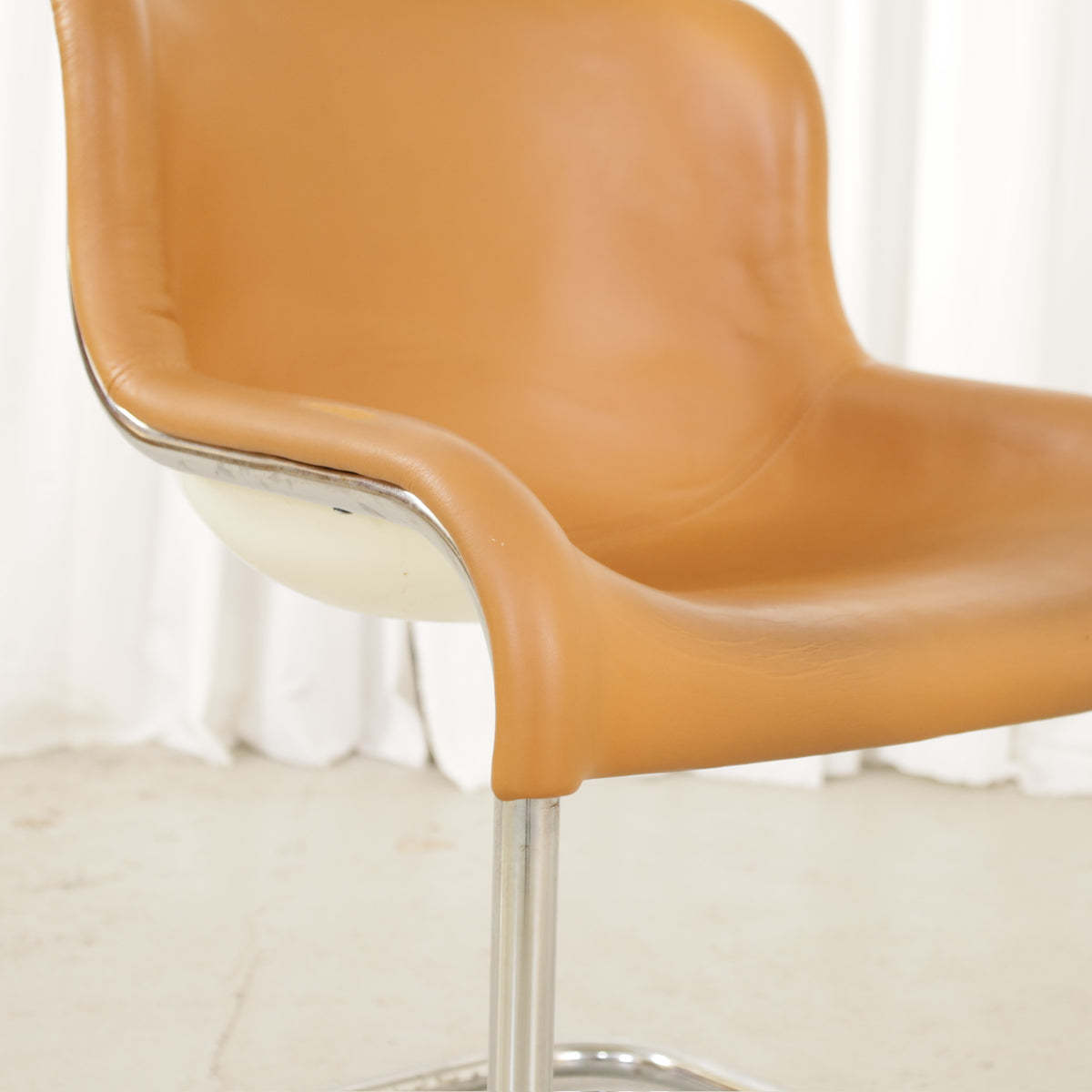 Cognac leather seat and back of an Asko Elefantti chair