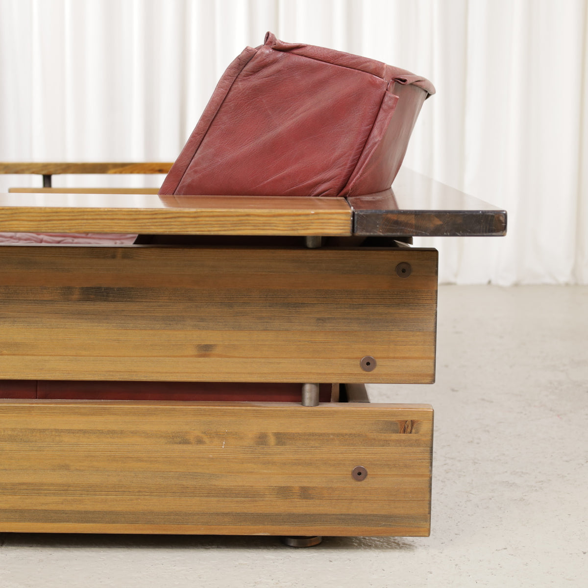 Pinus sofa pine frame and metal spacer detail