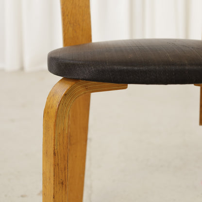 Chair 66 bent ash leg and fabric seat detail