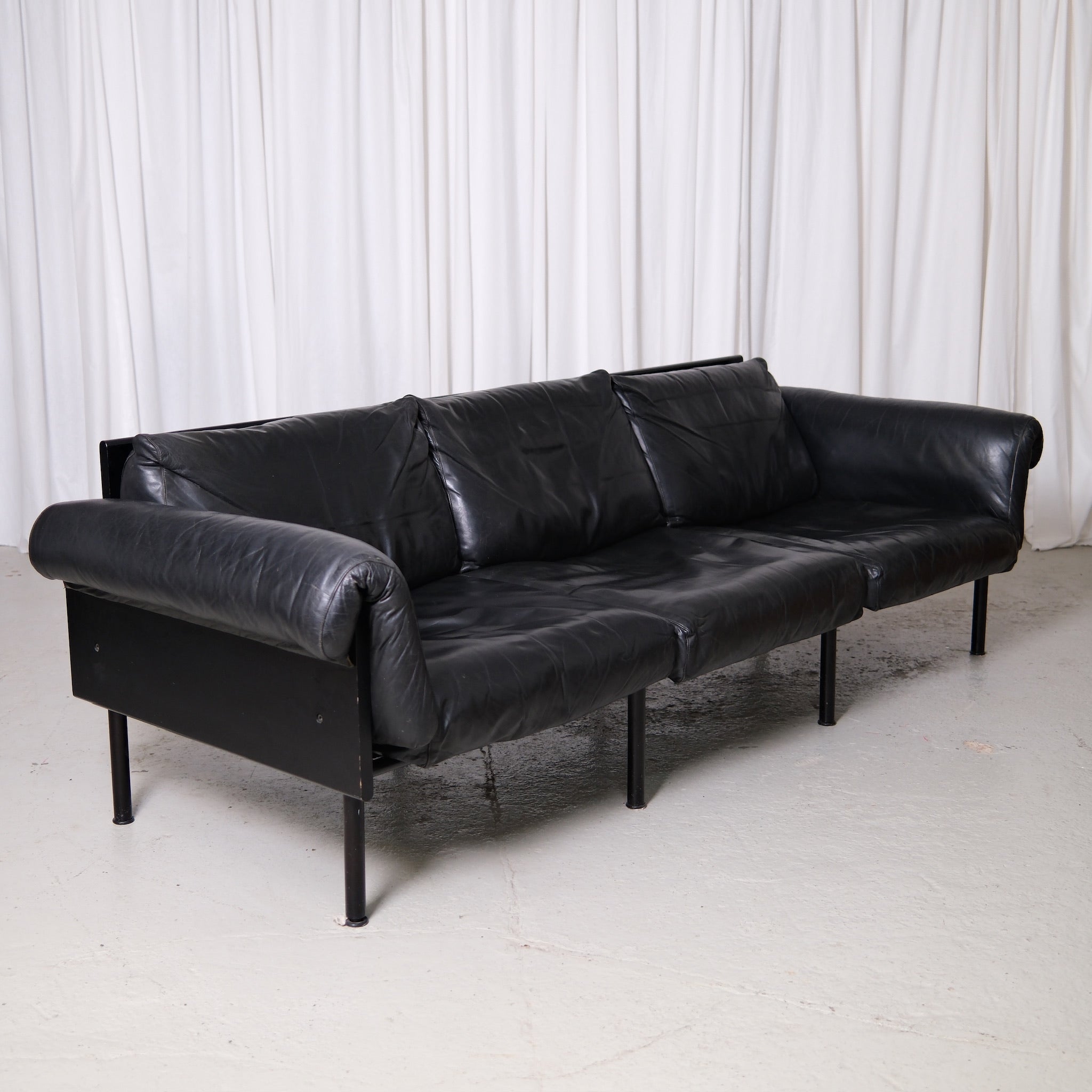 Yrjö Kukkapuro Ateljee Sofa in Black Leather – Pino Interiors Yrjö Kukkapuro Ateljee Sofa in Black Leather – Pino Interiors