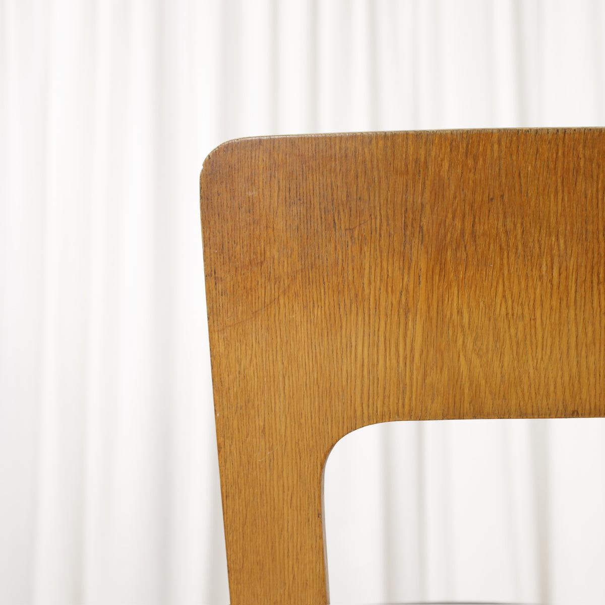 Chair 66 ash backrest patina close-up