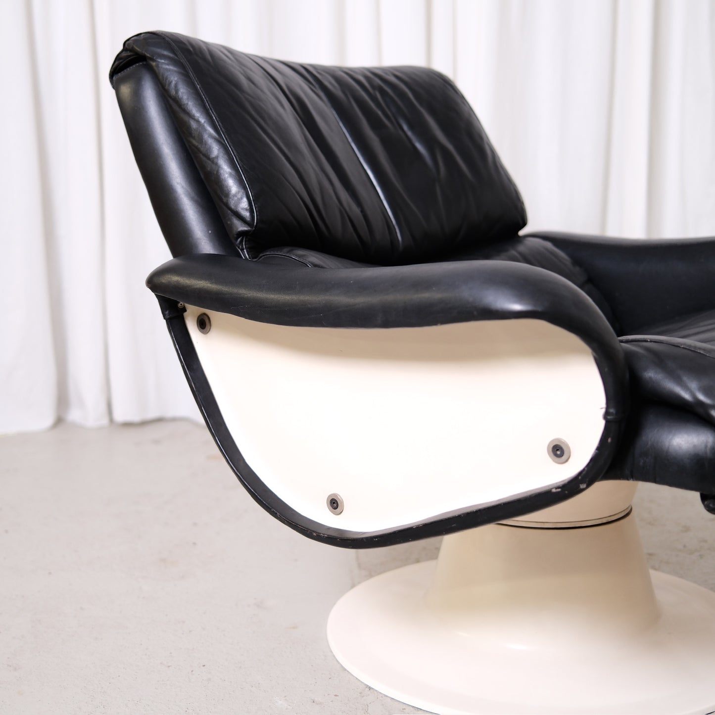 Yrjö Kukkapuro Saturnus Lounge Chair in Black Leather