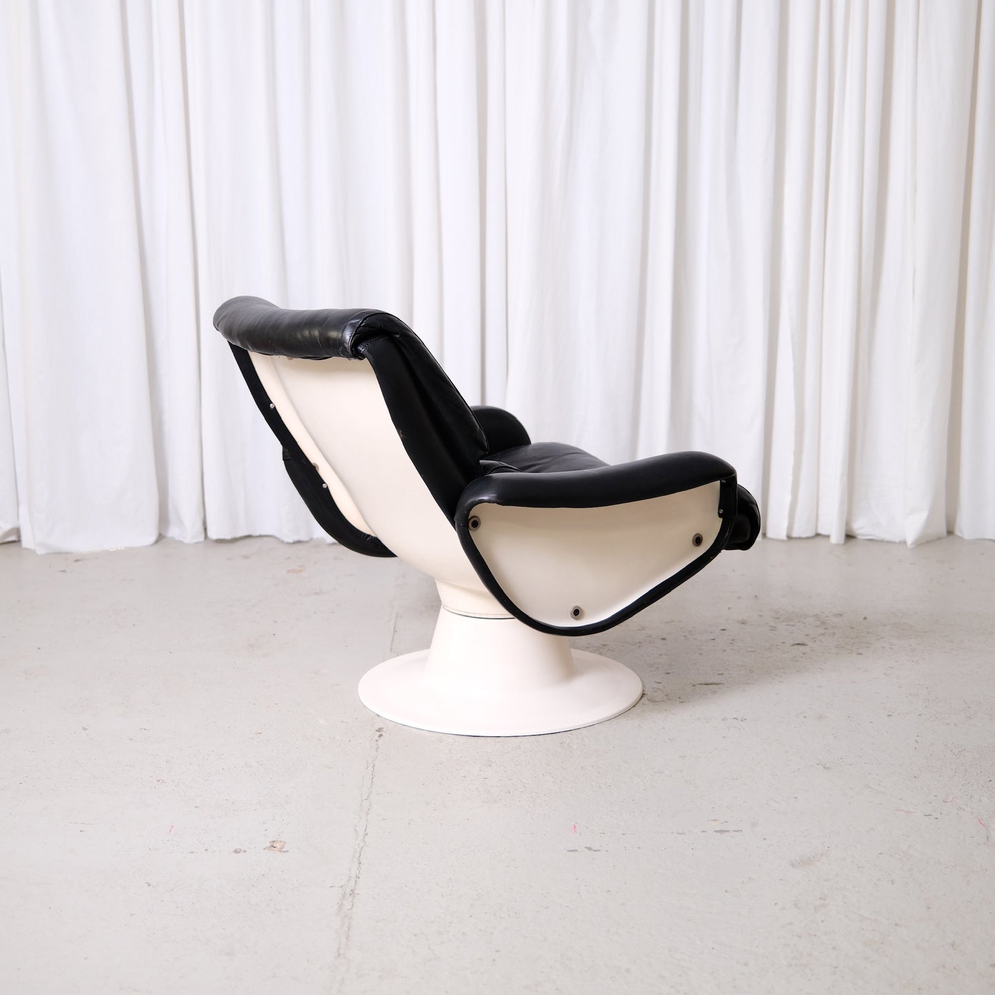 Yrjö Kukkapuro Saturnus Lounge Chair in Black Leather