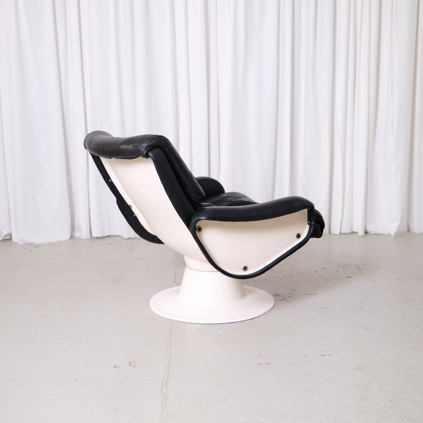 Yrjö Kukkapuro Saturnus Lounge Chair in Black Leather