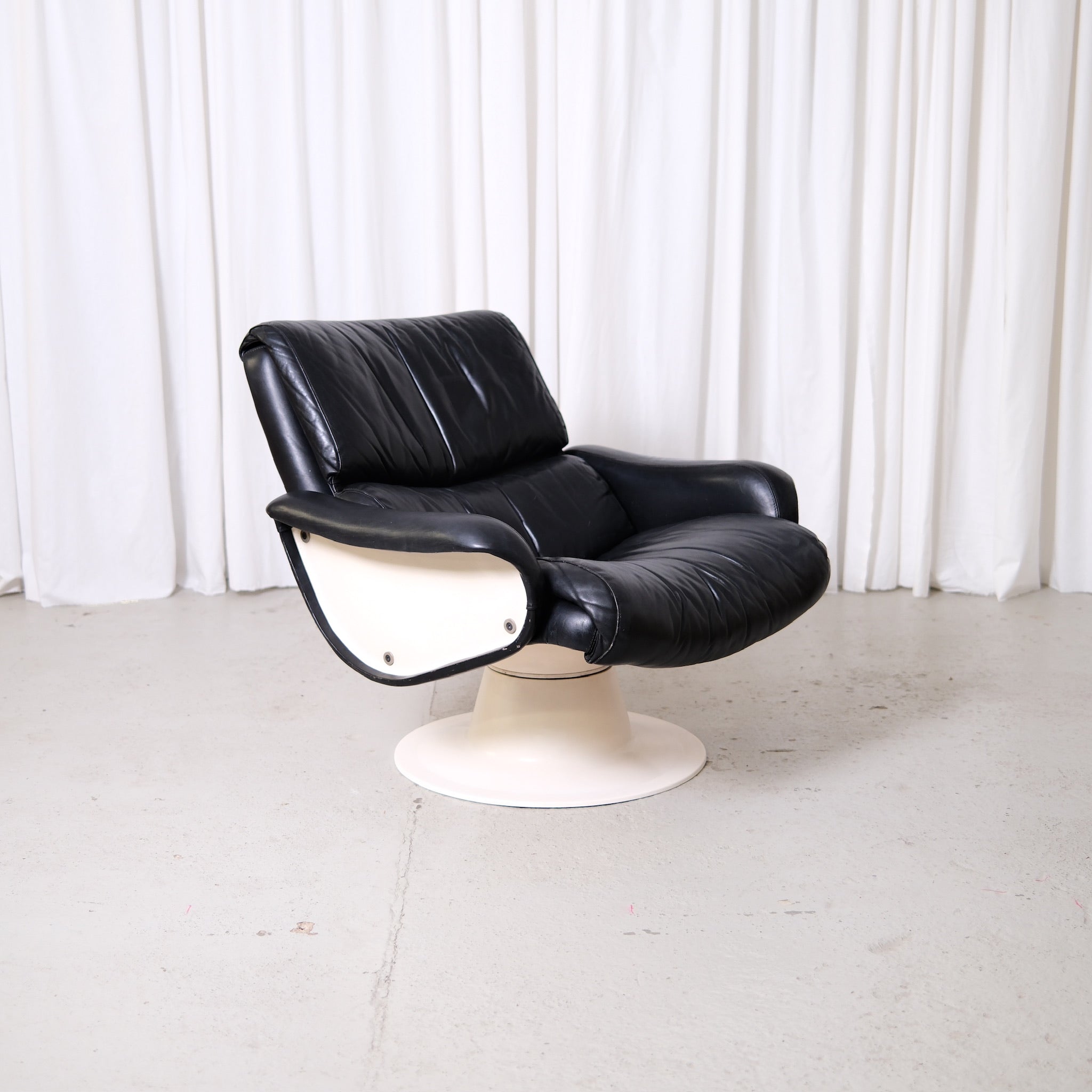 Yrjö Kukkapuro Saturnus Lounge Chair in Black Leather – Pino Interiors
