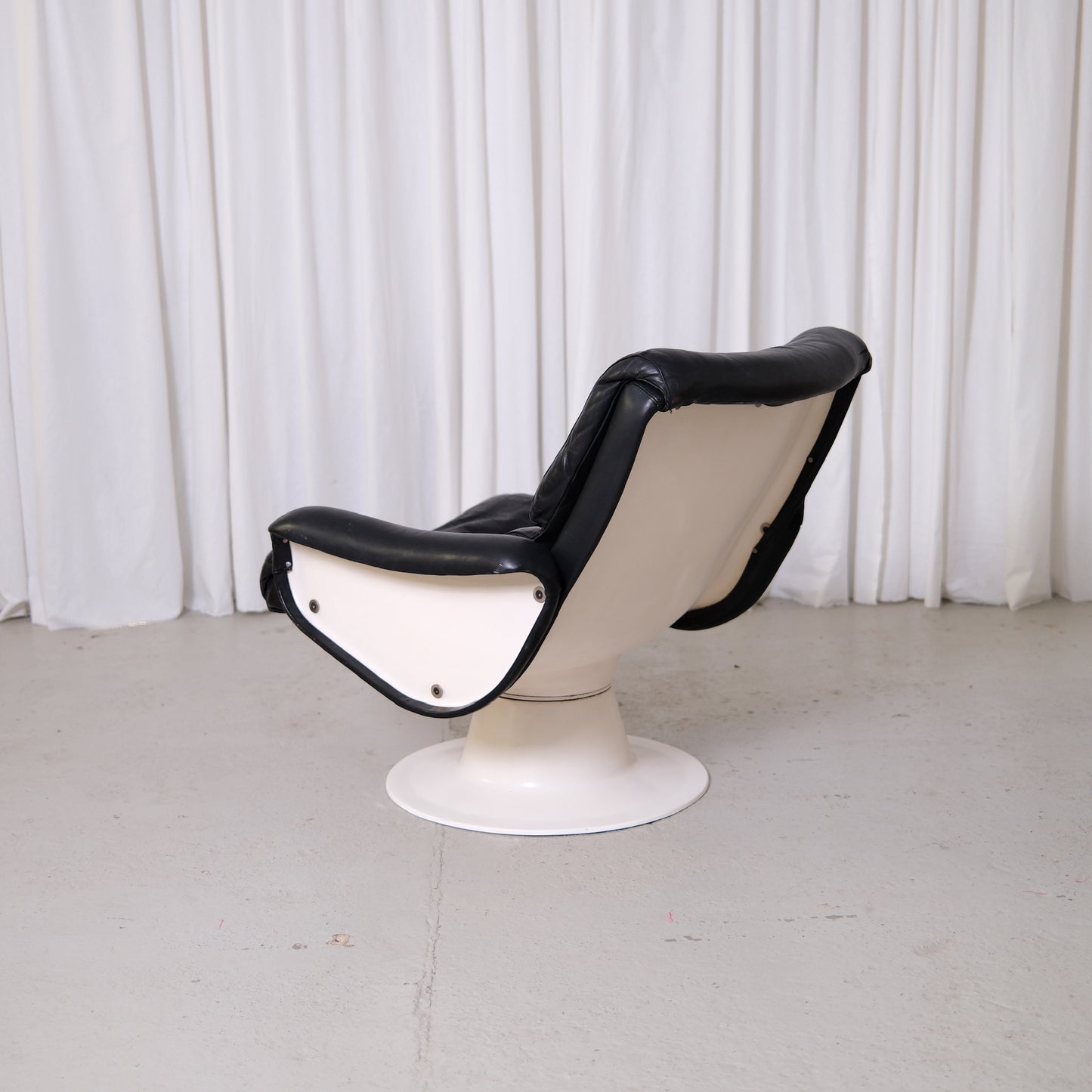 Yrjö Kukkapuro Saturnus Lounge Chair in Black Leather