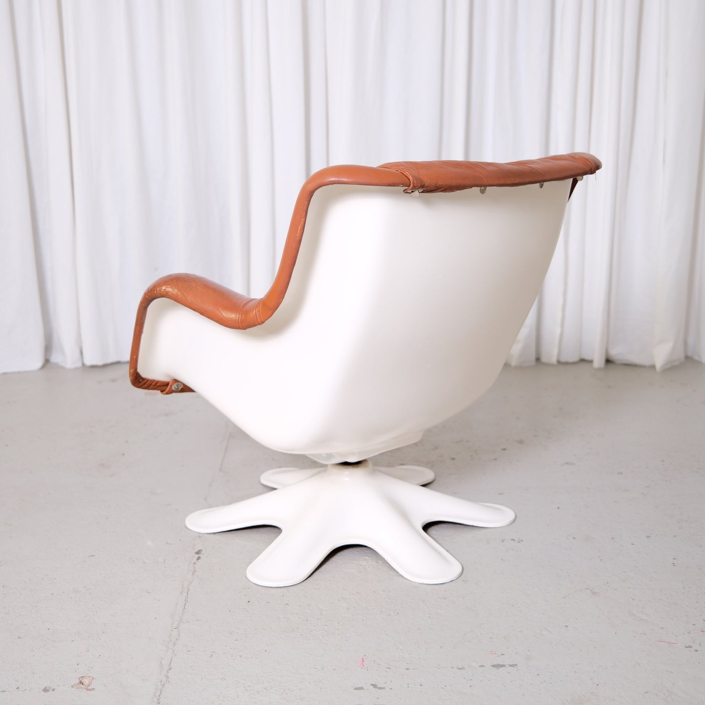 Yrjö Kukkapuro Karuselli 418 Swivel Lounge Chair for Haimi in Brown Leather