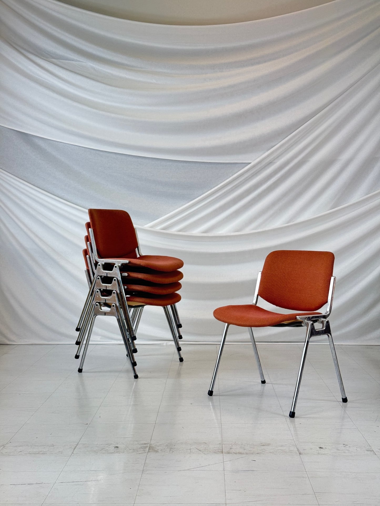 Castelli를 위한 Giancarlo Piretti의 DSC 106 의자 90개 세트