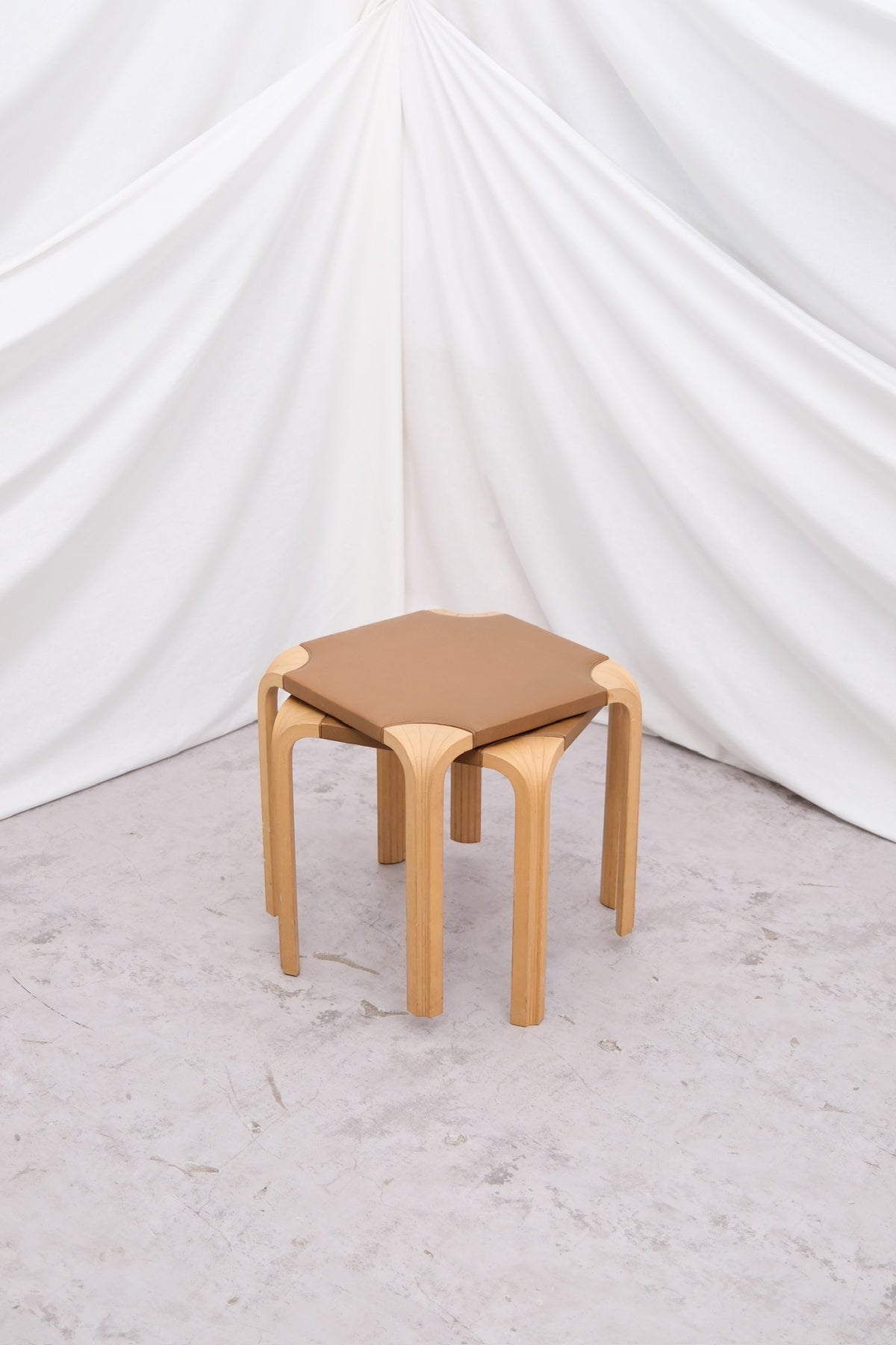 Artek X601-pallar med solfjädersben.