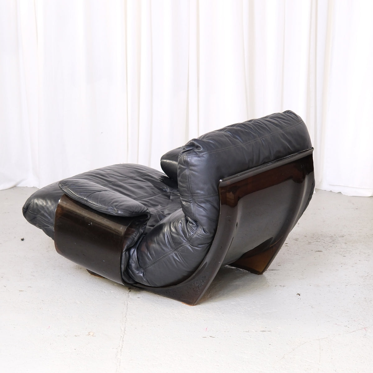 Marsala lounge chair, rear side view