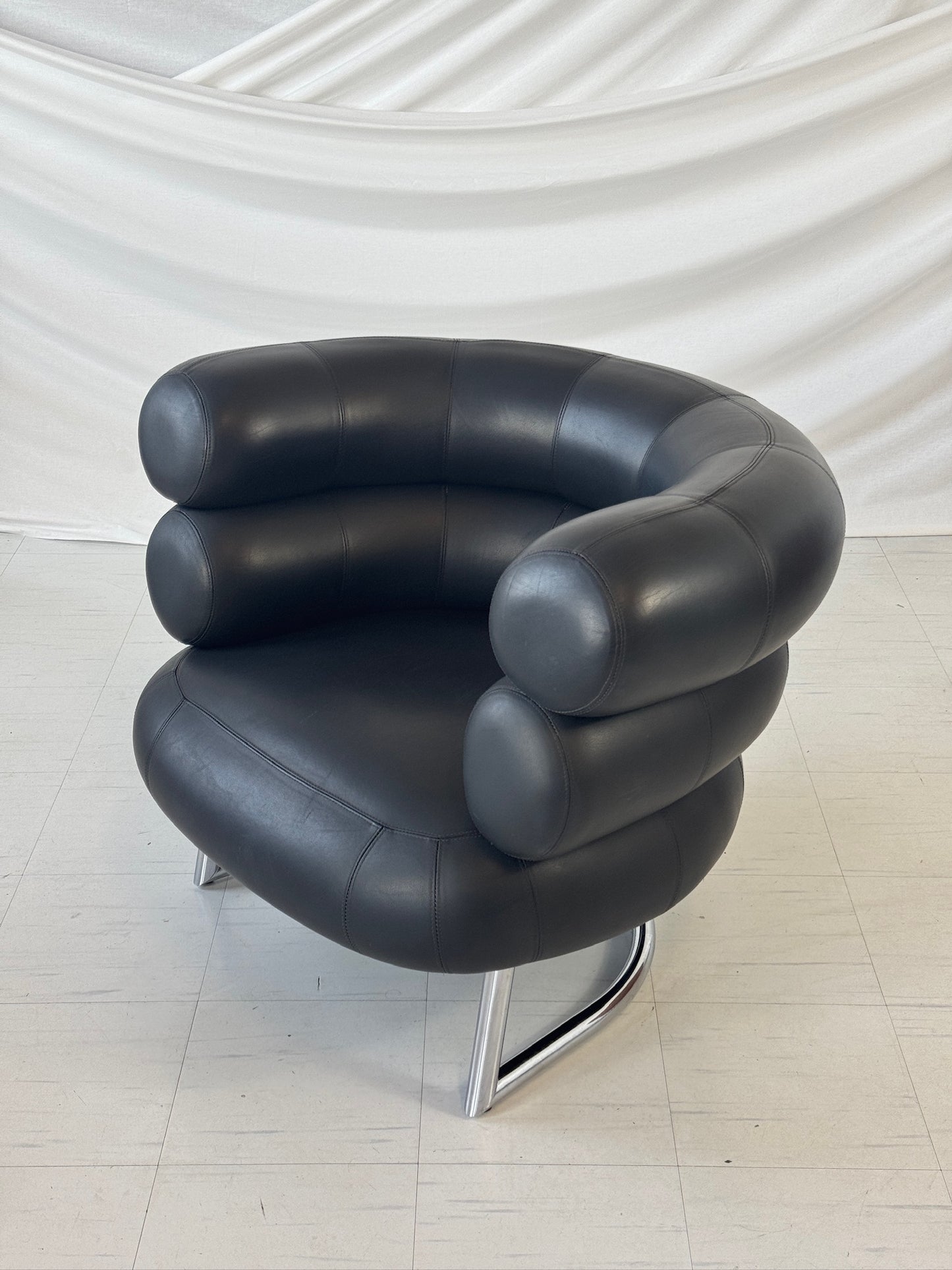 Eileen Gray Bibendum Chair in Black Leather – Modernist Lounge Chair