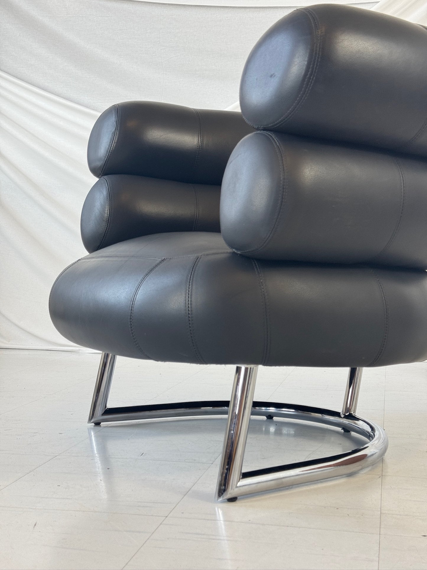 Eileen Gray Bibendum Chair in Black Leather – Modernist Lounge Chair