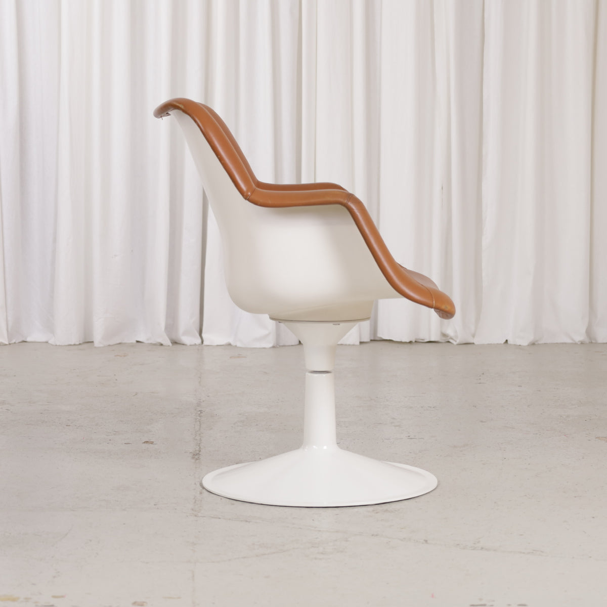 Yrjö Kukkapuro Junior chair in cognac leather – original product photograph