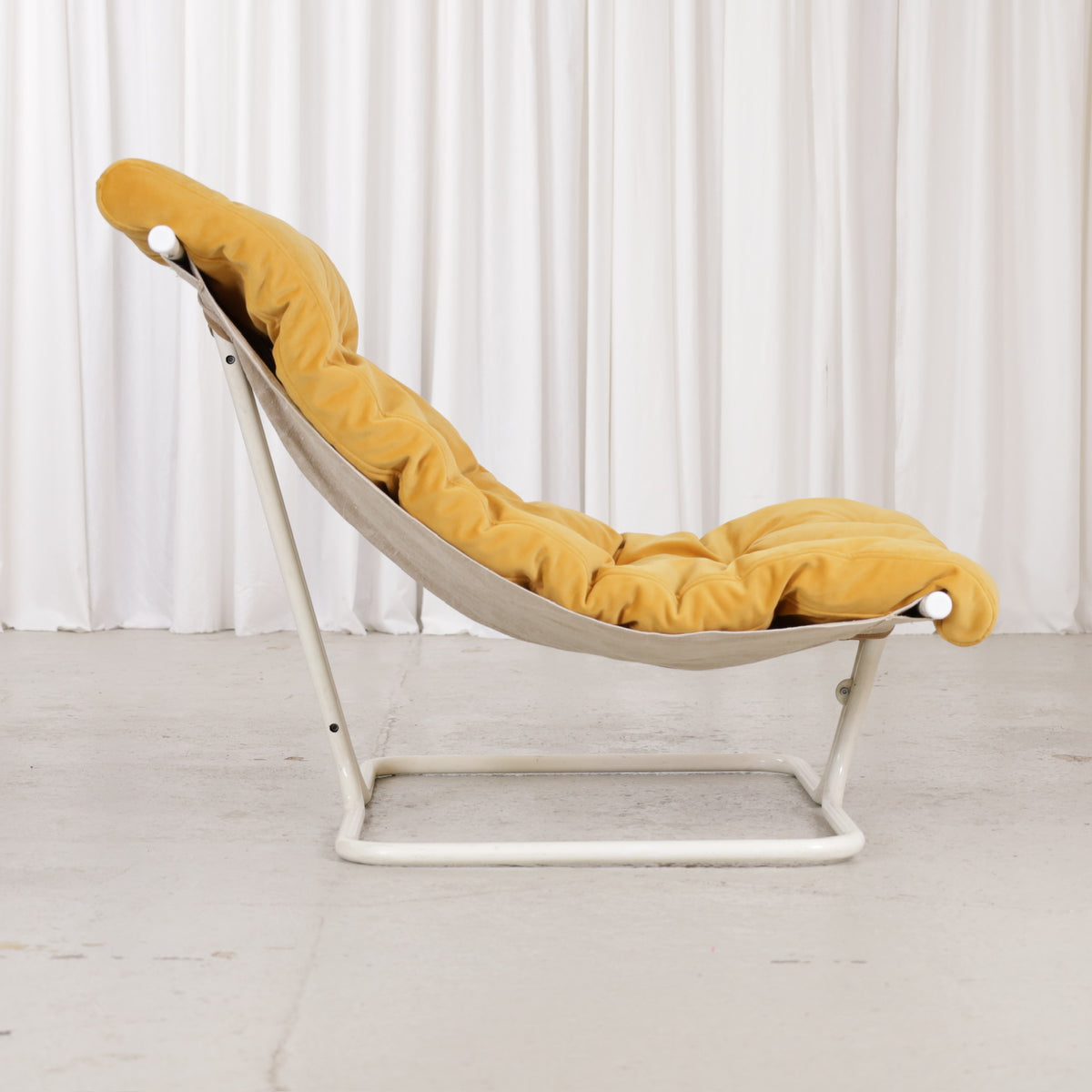Dux Formula lounge chair with yellow velvet and cream-white frame – original product photograph