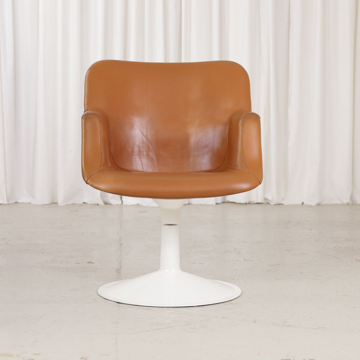 Yrjö Kukkapuro Junior chair in cognac leather – original product photograph