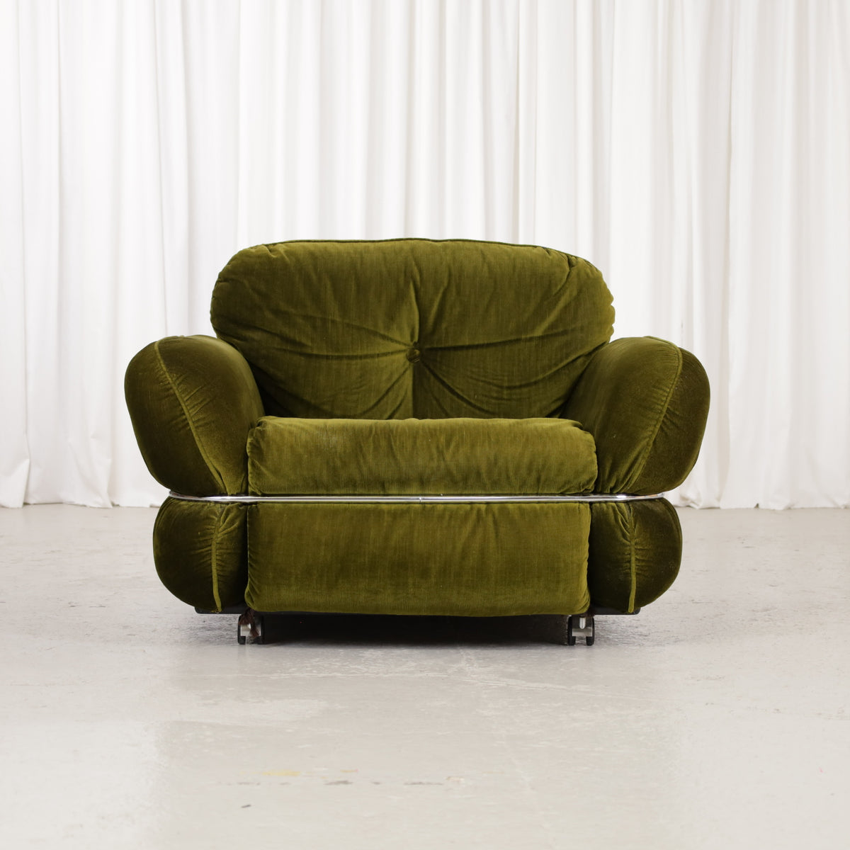 Isku Hannibal armchair in green velvet, front view