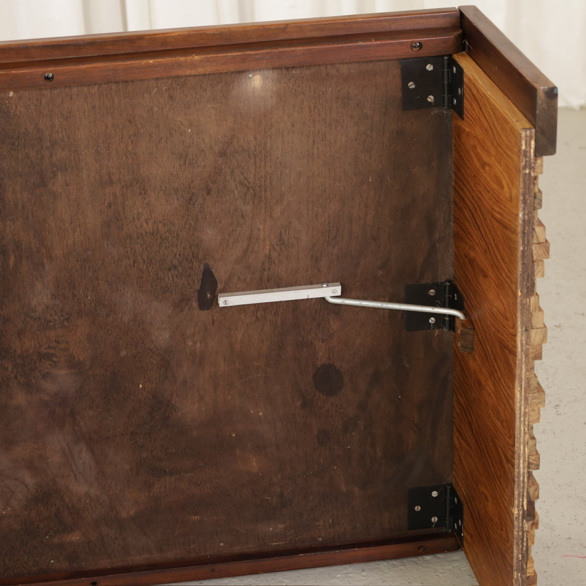 Underside with hinges and folding support
