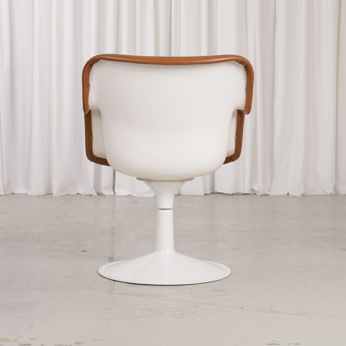 Yrjö Kukkapuro Junior chair in cognac leather – original product photograph