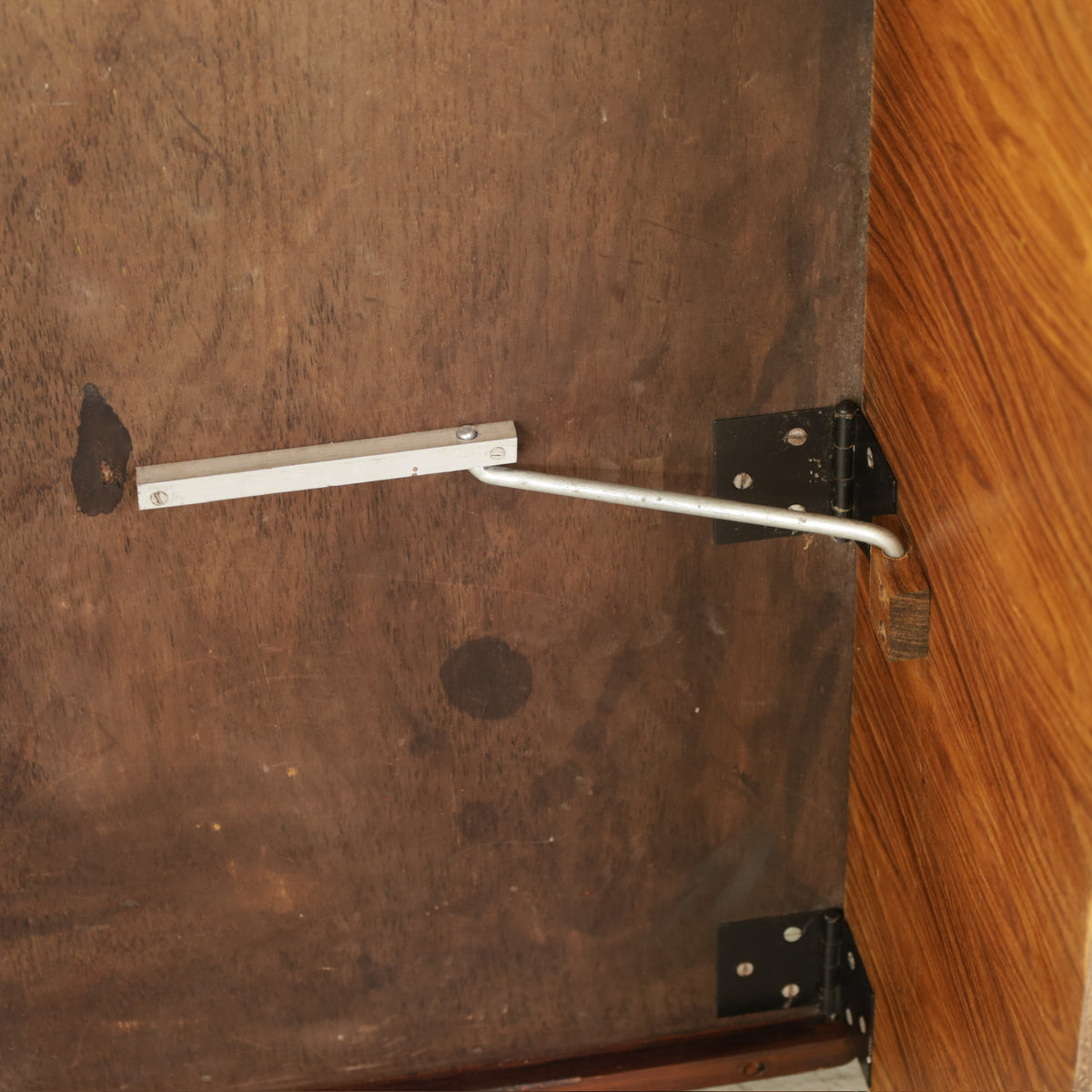 Detail of the folding support beneath the table