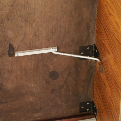 Detail of the folding support beneath the table