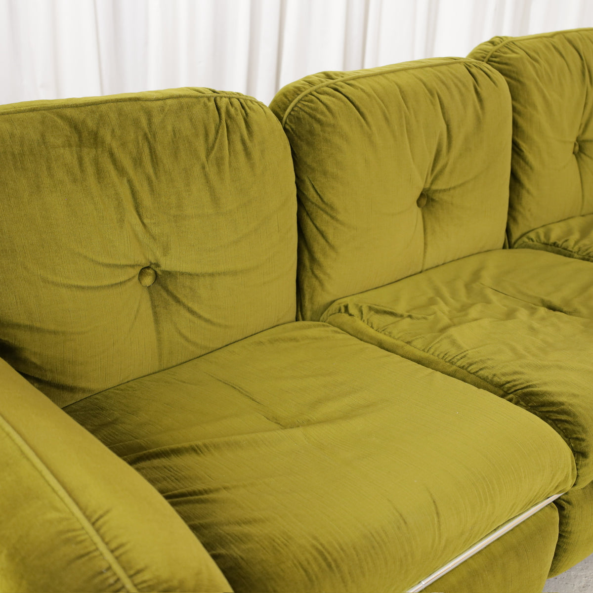 Isku Hannibal three-seater sofa in original green velvet, seat cushions without buttons