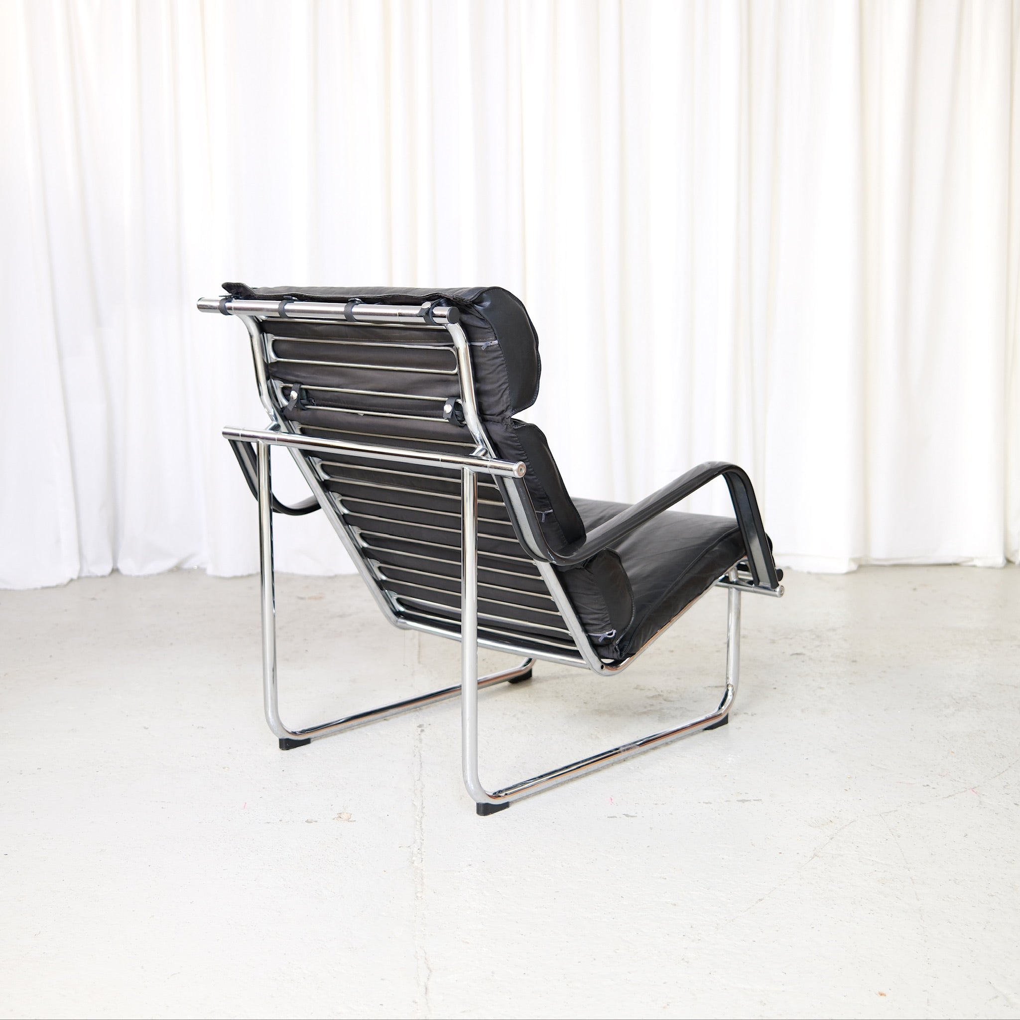 Yrjö Kukkapuro Remmi Lounge Chair in Black Leather – Pino Interiors