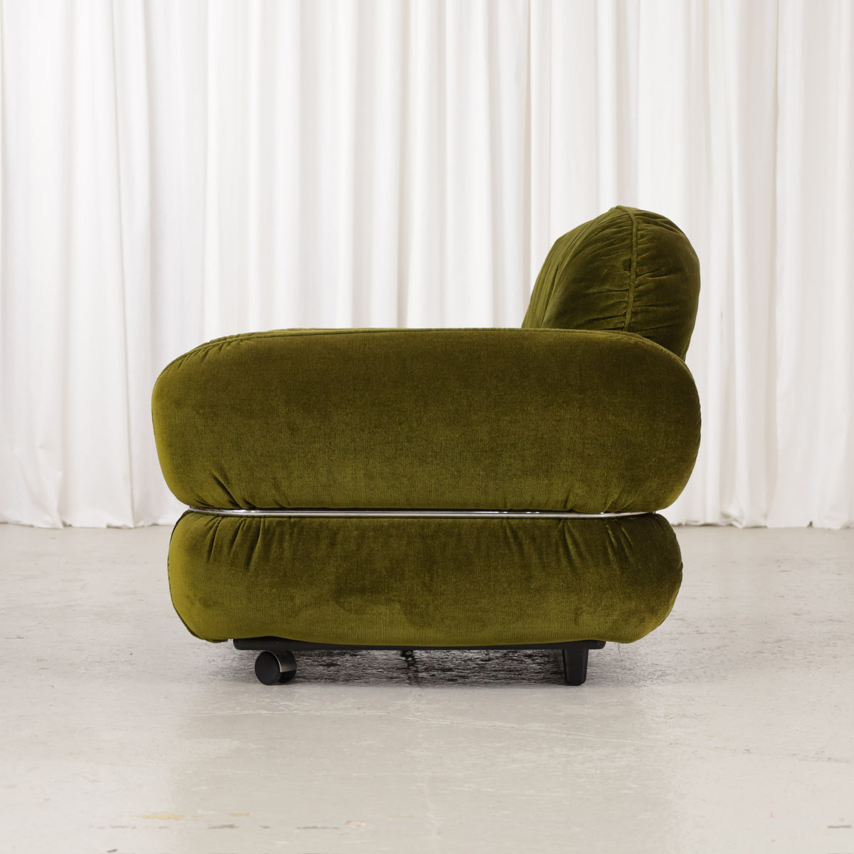 Isku Hannibal armchair in green velvet, side view