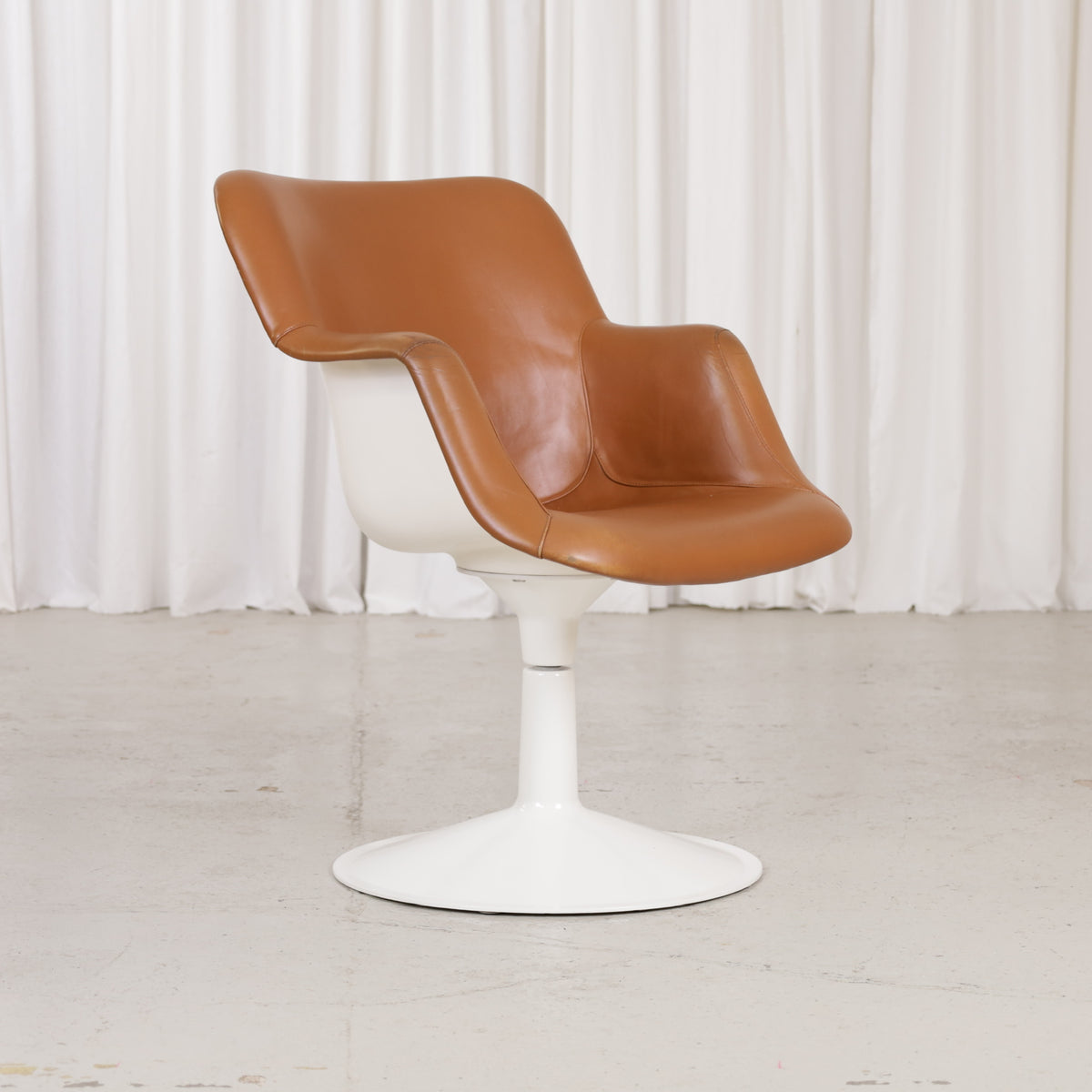 Yrjö Kukkapuro Junior chair in cognac leather – original product photograph