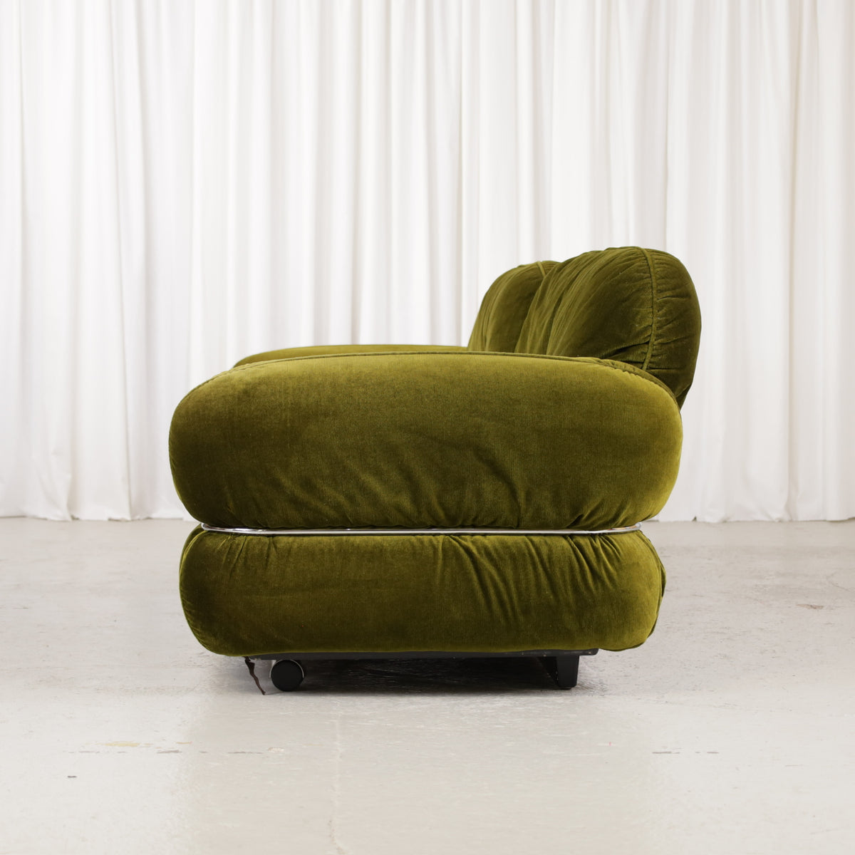 Isku Hannibal three-seater sofa in original green velvet, side view