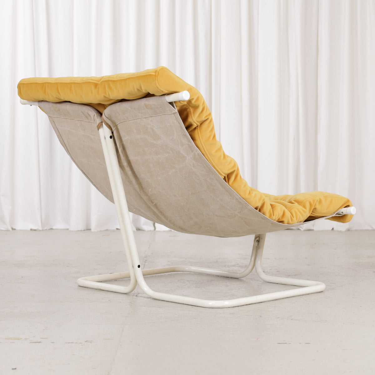 Dux Formula lounge chair with yellow velvet and cream-white frame – original product photograph