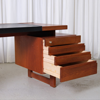 Olavi Hänninen Paletti Desk for HMN Huonekalu Mikko Nupponen