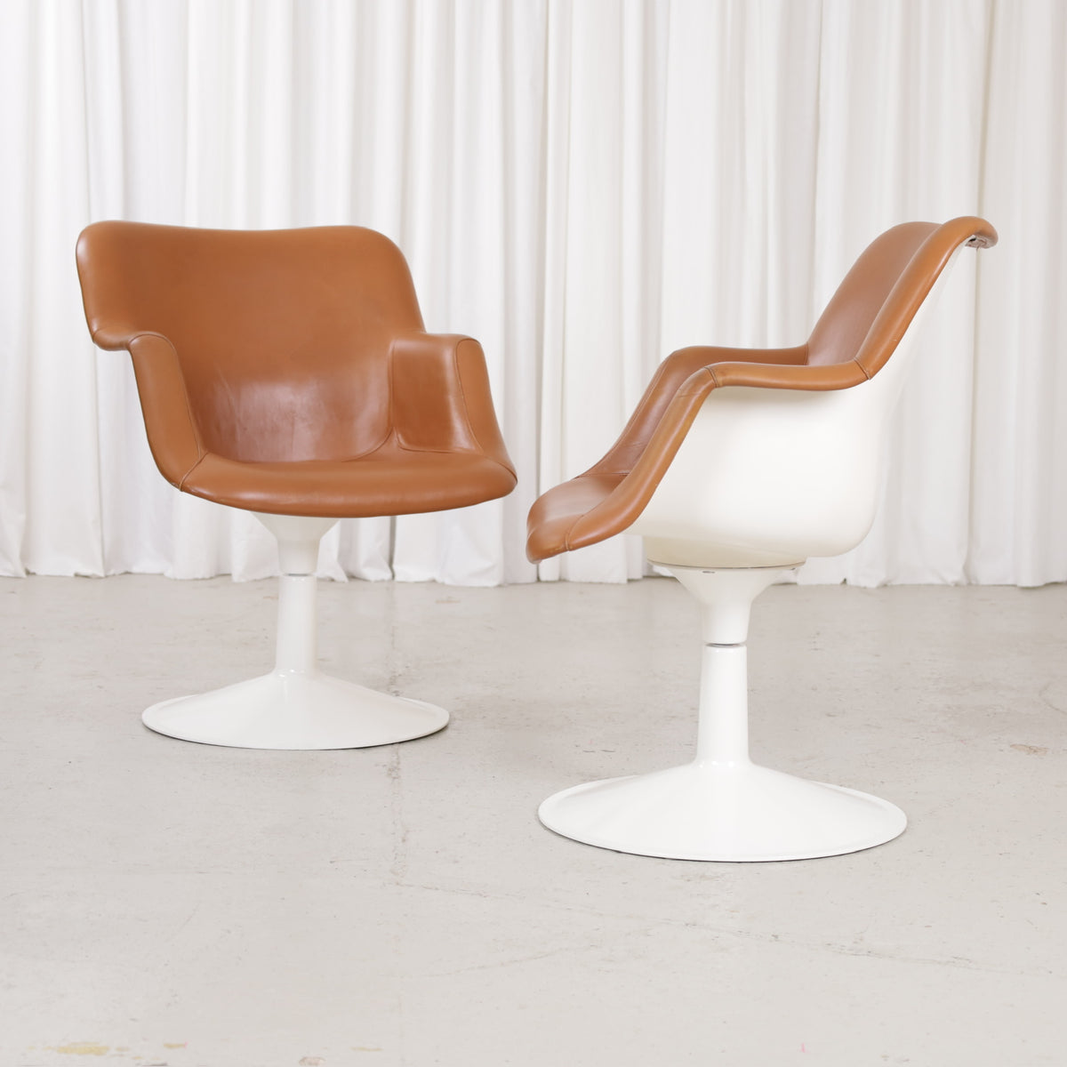 Yrjö Kukkapuro Junior chair in cognac leather – original product photograph