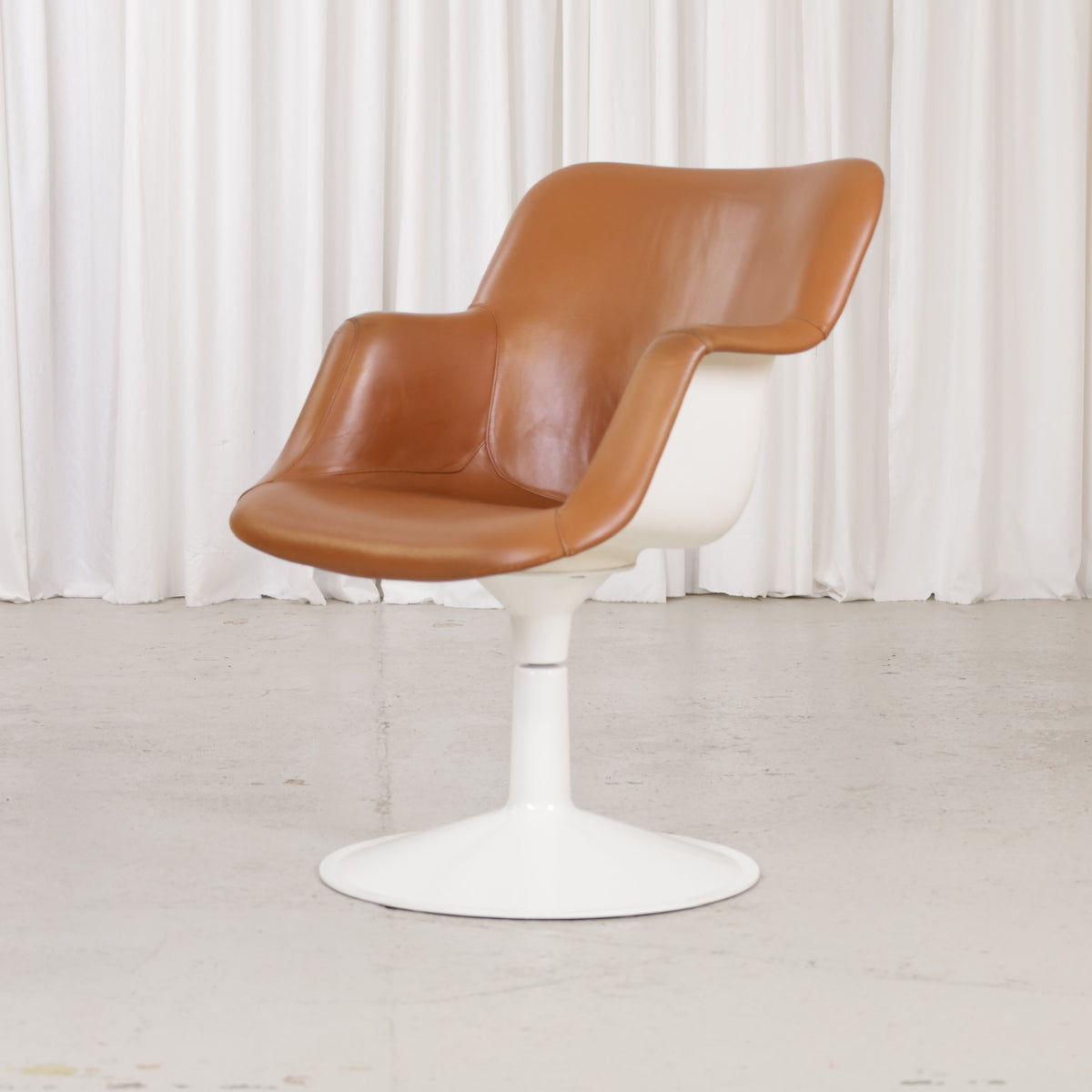 Yrjö Kukkapuro Junior chair in cognac leather – original product photograph