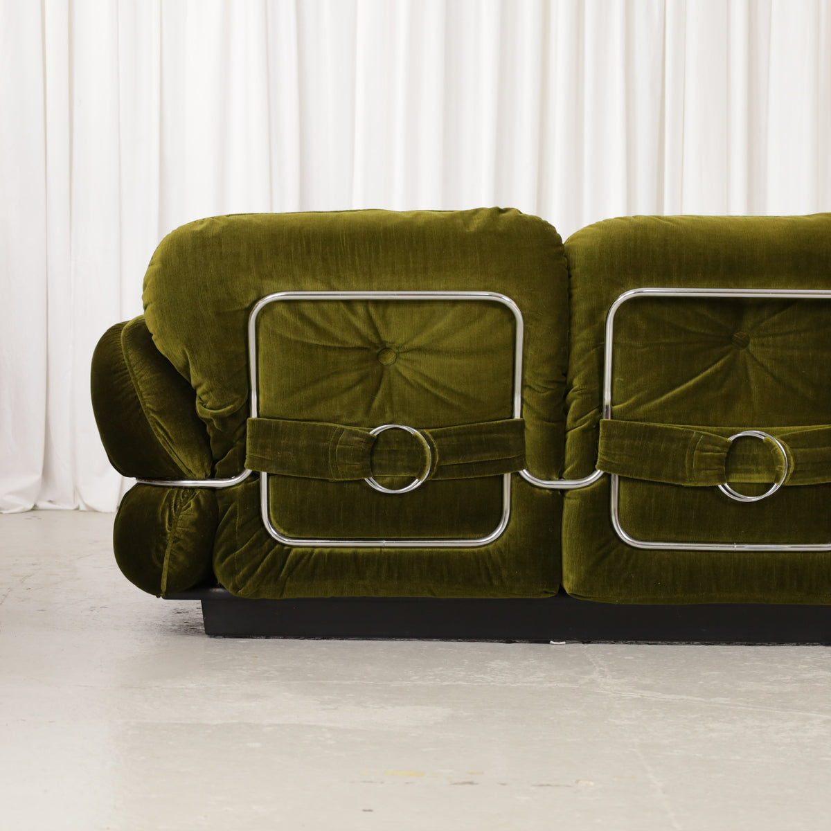 Isku Hannibal three-seater sofa in original green velvet, left rear frame detail