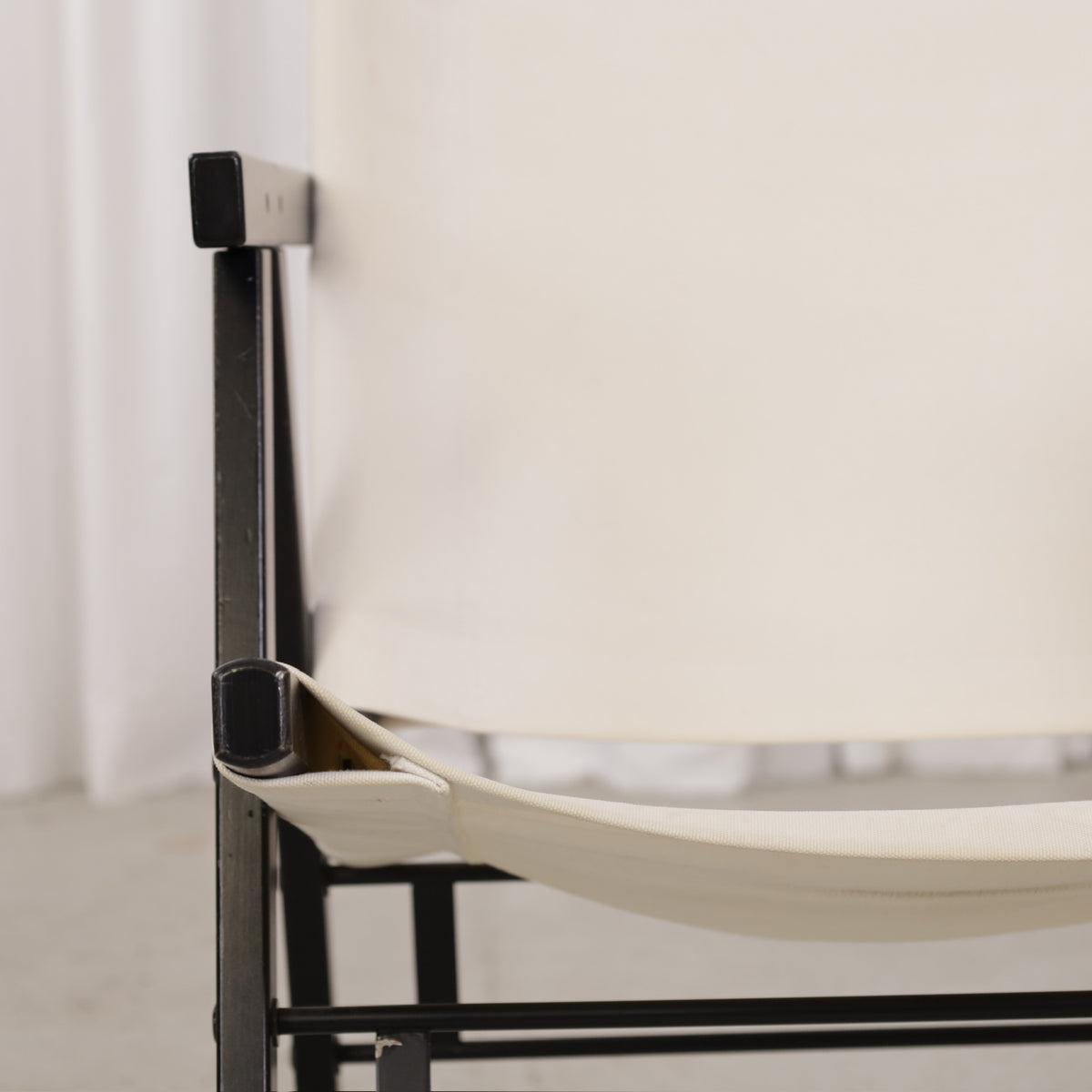 Yrjö Kukkapuro Pressu 2 chair – Seat and wooden frame detail