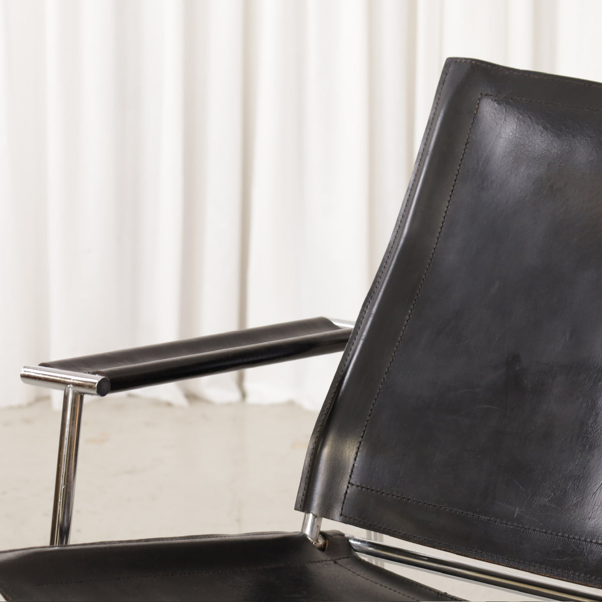 Yrjö Kukkapuro Casino lounge chair in black leather – leather patina detail