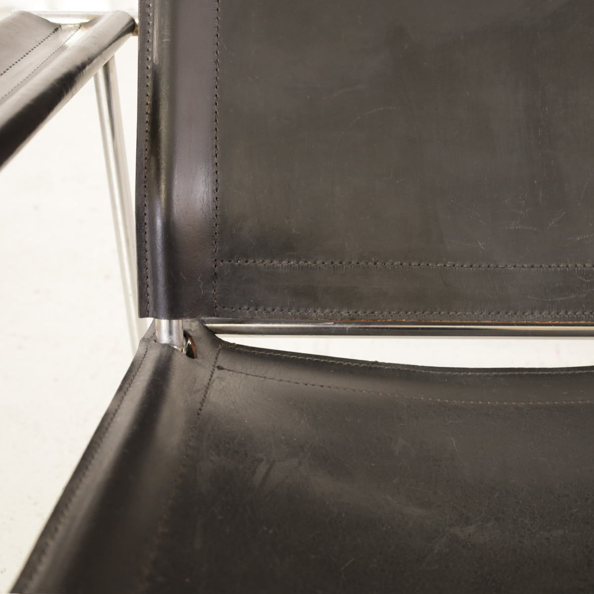 Yrjö Kukkapuro Casino lounge chair in black leather – seat and backrest junction