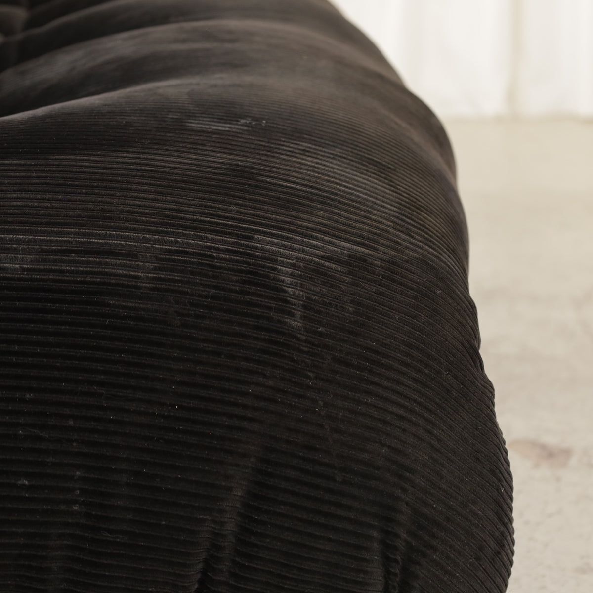 Cassina Soriana sofa in black corduroy – ribbed upholstery detail