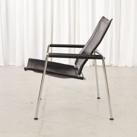 Yrjö Kukkapuro Casino lounge chair in black leather – side view