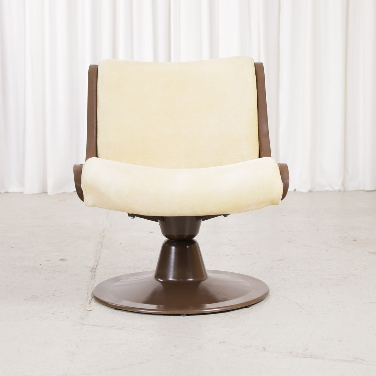 Yrjö Kukkapuro 3814-1KF chair, brown shell and pale yellow upholstery – front view