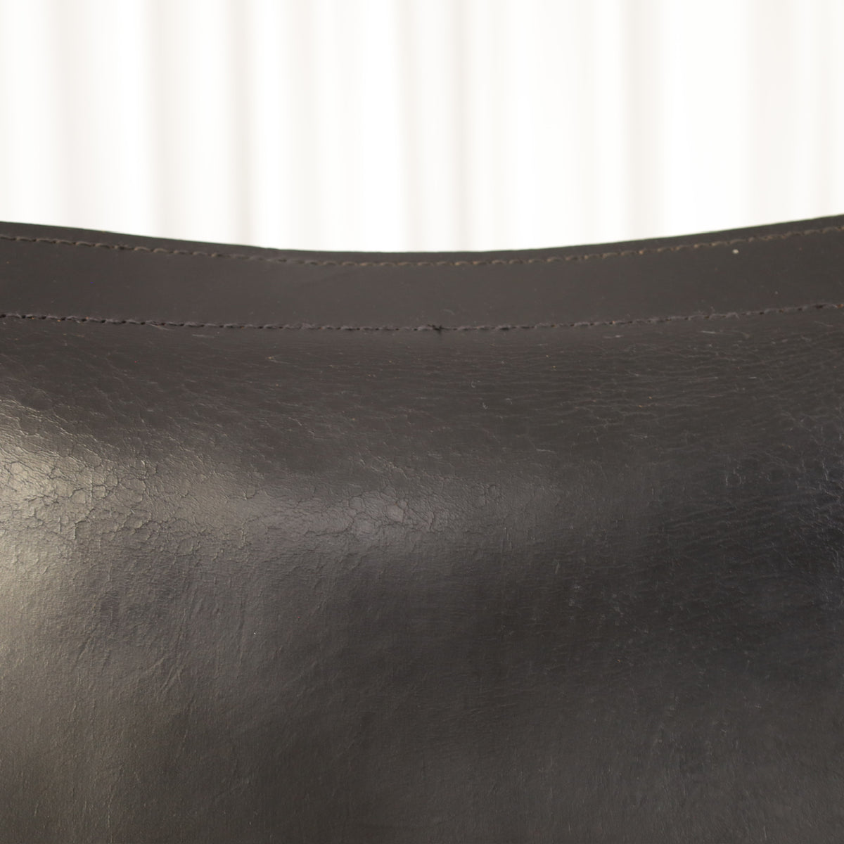 Yrjö Kukkapuro Casino lounge chair in black leather – leather surface detail
